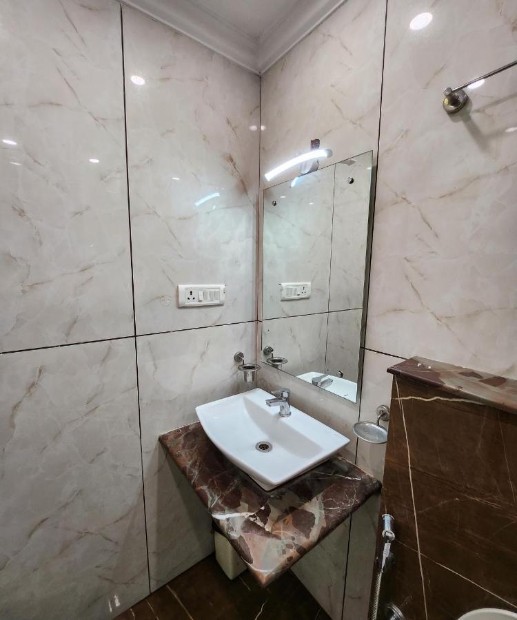 Capital O 6408 Hotel Delhi Heart New Delhi Exteriör bild