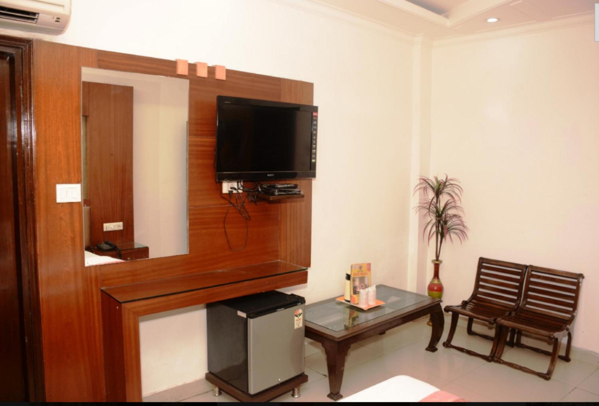 Capital O 6408 Hotel Delhi Heart New Delhi Exteriör bild