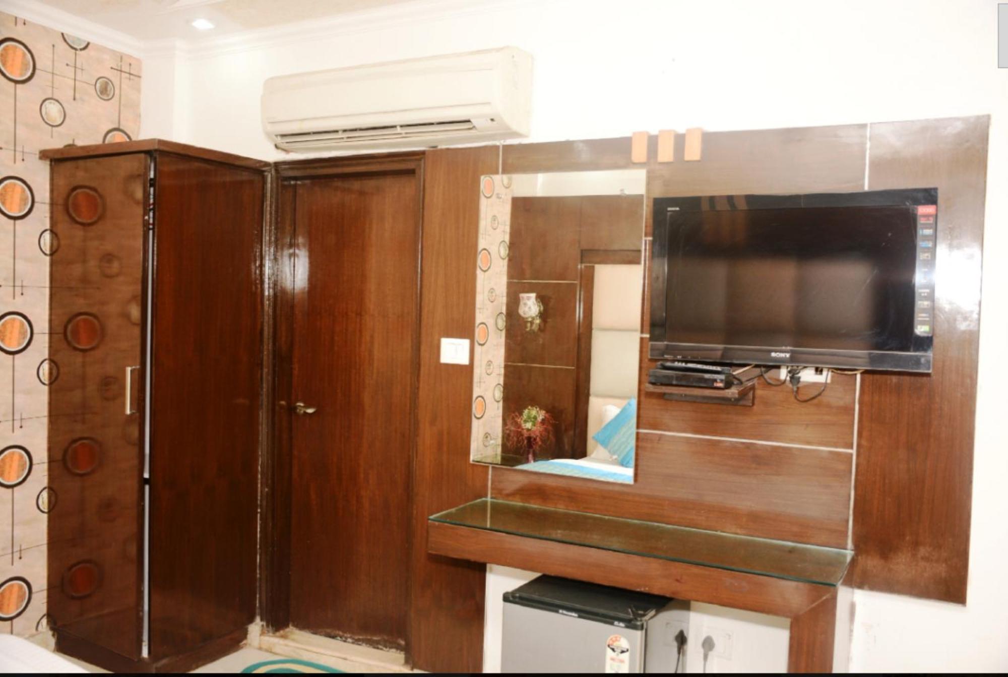 Capital O 6408 Hotel Delhi Heart New Delhi Exteriör bild
